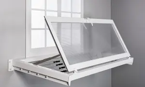 Un tendedero exterior plegable, ideal para poner ropa a secar al aire libre, se abre desde una ventana.