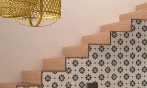 Escaleras de madera con diseño geométrico en vinilo, combinando estilo y durabilidad.