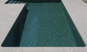 Bordes de piscinas modernas con azulejos claros y agua turquesa.