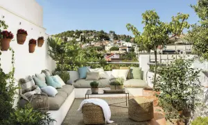 Cómodas terrazas chill out con vistas a la ciudad, cojines coloridos y plantas verdes.