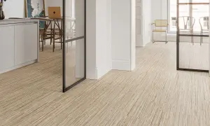 Suelos de madera clara con vetas finas, ideales para crear ambientes cálidos y modernos en casas.
