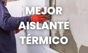 Man installing insulation panels. Focus on materials with low transmitancia térmica for better energy efficiency.