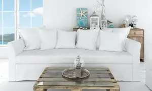 Sofá blanco y mesa de palets con decoración náutica, ideal para un salón decoración ibicenca.