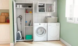 Lavaderos pequeños bien organizados con aspiradora, plancha y cestas.