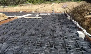 Preparación para el aislamiento forjado sanitario con encofrado perdido y mallazo metálico.