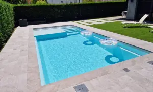 Piscina de obra moderna con escalones y flotadores. Un ejemplo de como hacer una piscina de obra para disfrutar del verano.