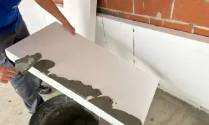 Aplicando mortero sobre poliestireno extruido para aislamiento.