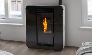 Estufa de pellets moderna, un ejemplo de los diversos tipos de estufas disponibles, con llama viva y diseño elegante.