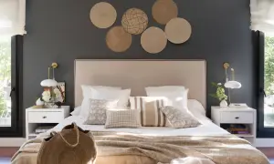Seis discos de mimbre decoran la pared del cabecero de la cama, una idea original para decorar.
