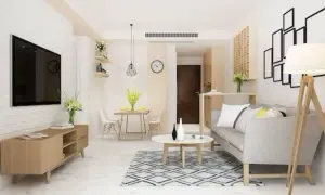 Salones pequeños rectangulares con sofá gris, mesa de centro, alfombra, comedor y TV.