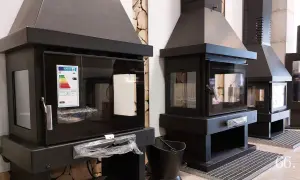 Chimeneas modernas con puertas de cristal. Se muestran las medidas de una chimenea para que no haga humo, con etiqueta energética.