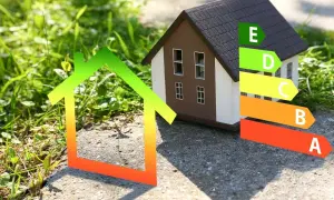 Casa modelo con etiquetas de eficiencia energética. La arquitectura sostenible busca la eficiencia energética para un futuro mejor.