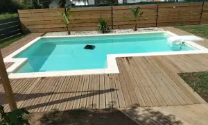 Un robot limpia la piscina recién construida, lista para hacer piscina y disfrutar del verano.