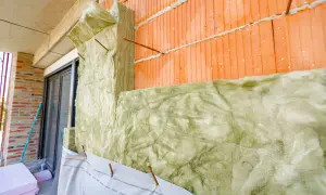 Aislamiento de lana de roca en obra. Aunque es un buen aislante, la lana de roca es inflamable.