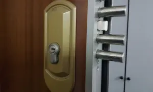 Detalle de cerradura y cerrojos de una puerta blindada, lista para desmontar.