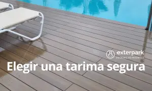 Terrazas de madera junto a una piscina, con tumbonas y el texto "Elegir una tarima segura".