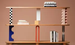Estantes de madera con diseño moderno y colorido, inspirados en proyectos DIY.