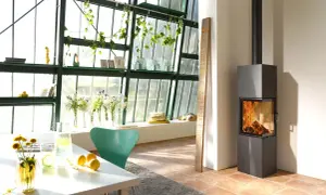 Estufa de leña moderna con salida horizontal, ideal para instalar en tu hogar y disfrutar de un ambiente cálido.