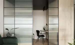 Solución moderna para como separar ambientes: paneles de vidrio texturizado y madera clara crean un espacio de trabajo acogedor.
