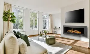 Chimenea de obra moderna con leños artificiales, ideal para un salón acogedor.