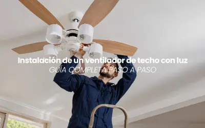 Hombre instalando un ventilador de techo con luz. Guía completa para montar tu ventilador.