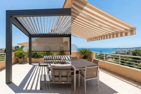 Dos opciones para disfrutar del exterior: una pérgola moderna y un toldo a rayas, ideales para saber como cerrar una pergola de madera y crear tu espacio.