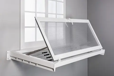 Un tendedero exterior plegable, ideal para poner ropa a secar al aire libre, se abre desde una ventana.
