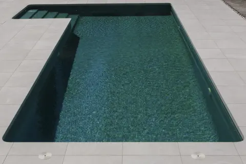 Bordes de piscinas modernas con azulejos claros y agua turquesa.