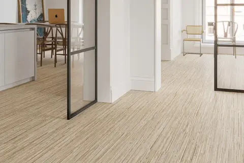 Suelos de madera clara con vetas finas, ideales para crear ambientes cálidos y modernos en casas.