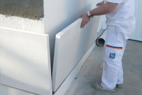 Obrero instala paneles de poliestireno expandido para aislamiento térmico, como si fueran sate en ventanas.