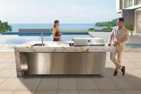 Pareja disfruta de cócteles junto a una piscina infinita, con una moderna cocina exterior y barbacoas de obra caseras.