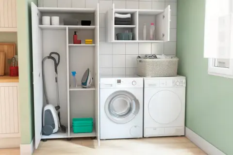 Lavaderos pequeños bien organizados con aspiradora, plancha y cestas.