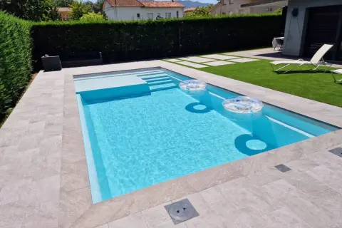 Piscina de obra moderna con escalones y flotadores. Un ejemplo de como hacer una piscina de obra para disfrutar del verano.