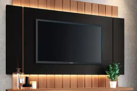 Modern TV wall with integrated lighting and wood accents. Great ideas para tapar cables en la pared, ocultándolos tras el panel negro.