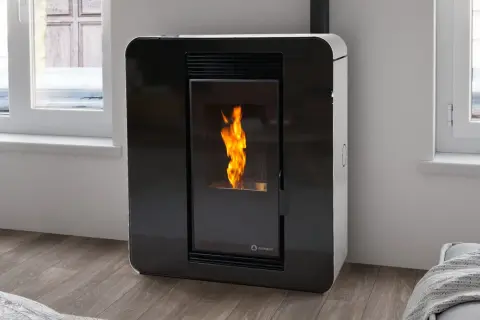 Estufa de pellets moderna, un ejemplo de los diversos tipos de estufas disponibles, con llama viva y diseño elegante.