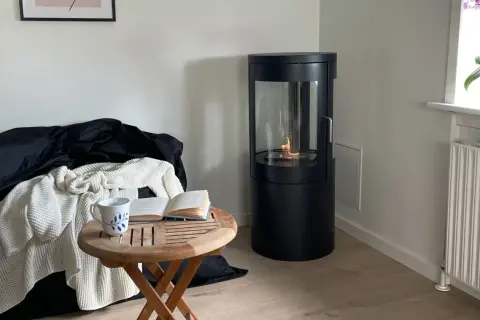 Chimenea moderna sin humo, ideal para crear un ambiente acogedor. Aprende como hacer una chimenea de obra que no haga humo.