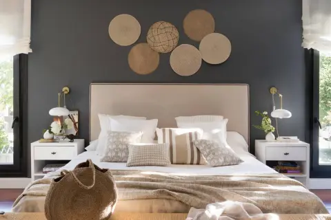 Seis discos de mimbre decoran la pared del cabecero de la cama, una idea original para decorar.