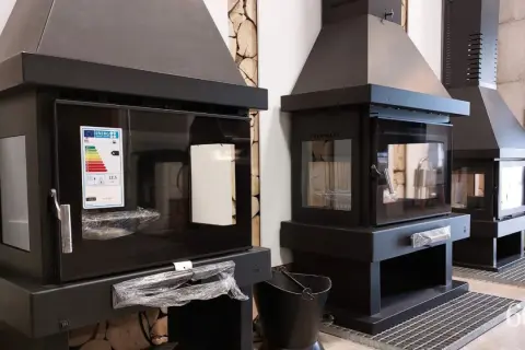 Chimeneas modernas con puertas de cristal. Se muestran las medidas de una chimenea para que no haga humo, con etiqueta energética.