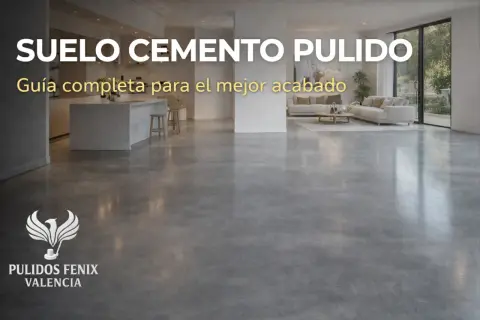 Suelo de cemento pulido moderno en un salón luminoso. Guía completa para el mejor acabado.