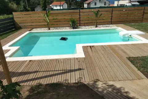 Un robot limpia la piscina recién construida, lista para hacer piscina y disfrutar del verano.