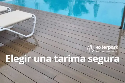 Terrazas de madera junto a una piscina, con tumbonas y el texto "Elegir una tarima segura".