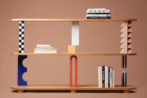 Estantes de madera con diseño moderno y colorido, inspirados en proyectos DIY.