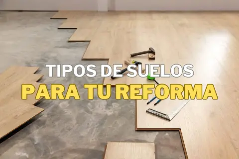 Instalación de suelo laminado o parquet. Herramientas y tablones listos para transformar tu hogar.