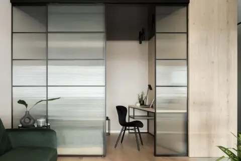 Solución moderna para como separar ambientes: paneles de vidrio texturizado y madera clara crean un espacio de trabajo acogedor.