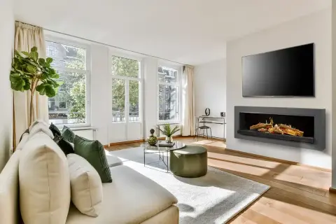 Chimenea de obra moderna con leños artificiales, ideal para un salón acogedor.