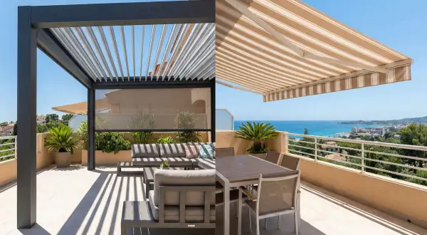 Dos opciones para disfrutar del exterior: una pérgola moderna y un toldo a rayas, ideales para saber como cerrar una pergola de madera y crear tu espacio.