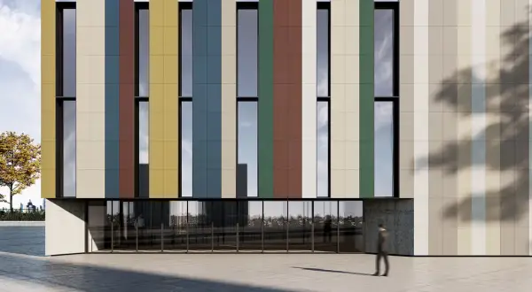 Edificio moderno con fachada de paneles verticales de colores, como si hubieran decidido enlucir pared exterior con un diseño vibrante.