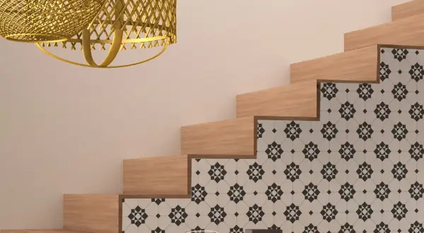 Escaleras de madera con diseño geométrico en vinilo, combinando estilo y durabilidad.
