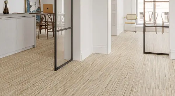 Suelos de madera clara con vetas finas, ideales para crear ambientes cálidos y modernos en casas.