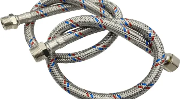 Latiguillo grifo con trenzado metálico y marcas rojas/azules. Ideal para conocer las medidas exactas de conexión.